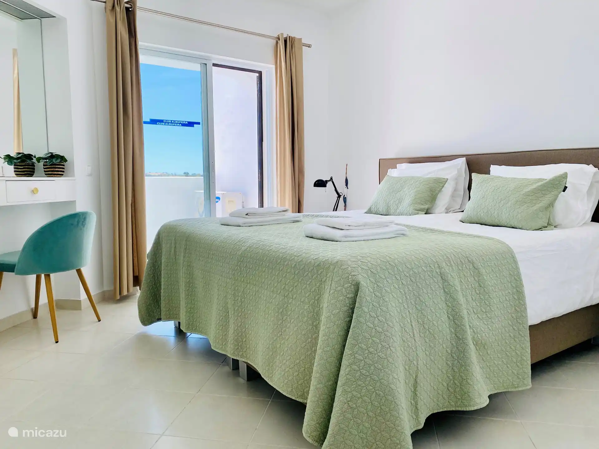 Wat zal dat lekker slapen op onze nieuwe bedden (2023). De masterbedroom heeft toegang tot het balkon en de badkamer ensuite.

De master bedroom heeft een badkamer ensuite en een inbouwkast. Het balkon is tevens vanuit deze kamer te bereiken.