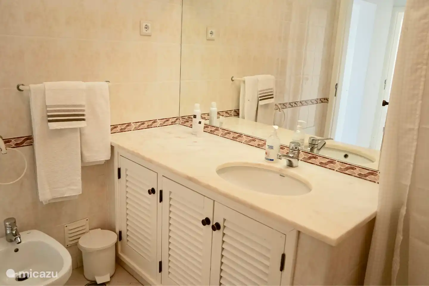 De master bedroom heeft een badkamer ensuite en een inbouwkast.