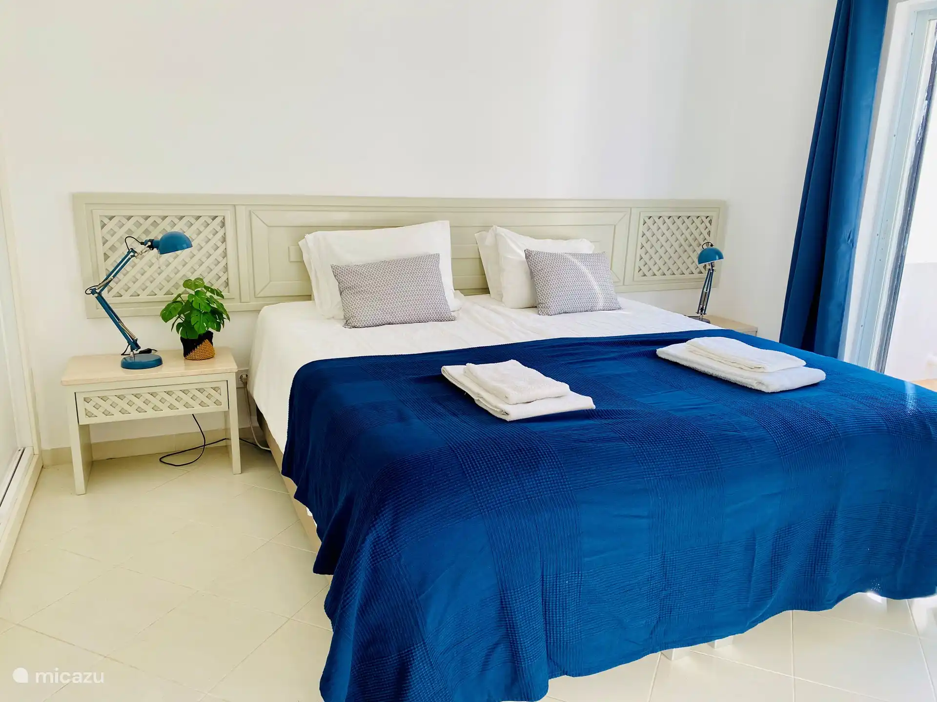 De tweede slaapkamer geeft toegang tot de prachtig onderhouden tuin.

De tweede en derde slaapkamer hebben beiden twee eenpersoonsbedden en een inbouwkast. Voor de allerkleinsten kan op deze kamers een campingbedje geplaatst worden.

Tussen beide slaapkamers vindt u de tweede badkamer.