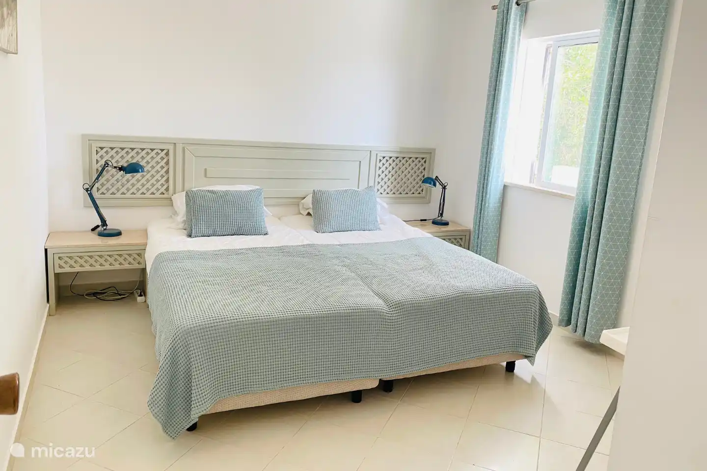 De tweede en derde slaapkamer hebben beiden twee eenpersoonsbedden en een inbouwkast. Voor de allerkleinsten kan op deze kamers een campingbedje geplaatst worden.

Tussen beide slaapkamers vindt u de tweede badkamer.