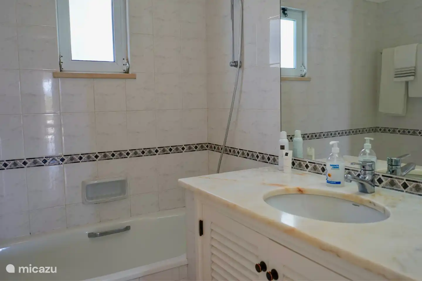 Tussen de tweede en derde slaapkamer vindt u de tweede badkamer.