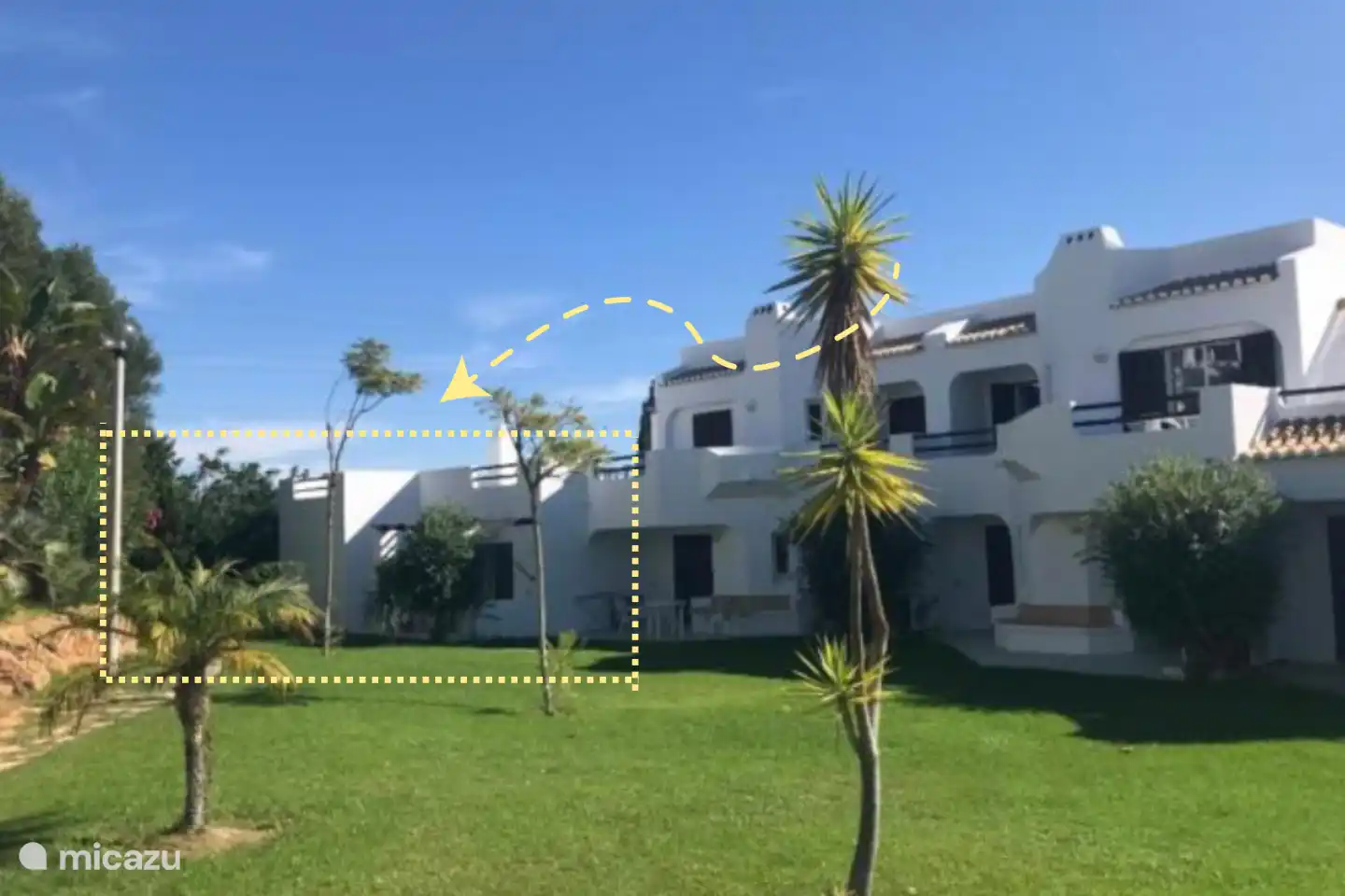 Onze vakantiewoning grenst aan een groene gemeenschappelijke tuin, waar je in de middag heerlijk in de zon kunt zitten. Ligbedden staan rondom het zwembad met kinderdeel, op ongeveer 50m.