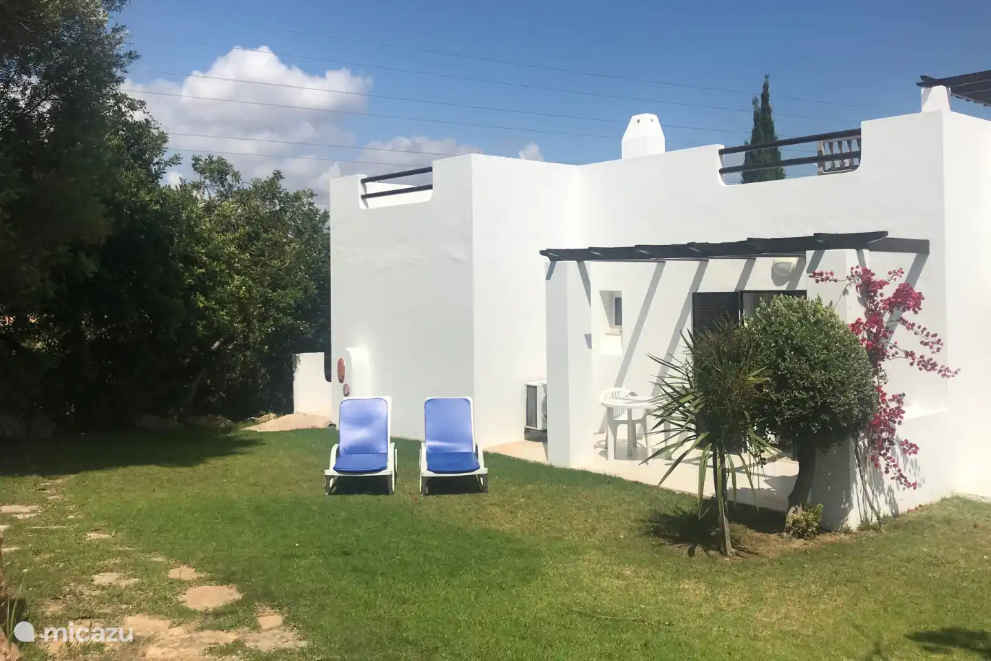 Onze vakantiewoning grenst aan een groene gemeenschappelijke tuin, waar je in de middag heerlijk in de zon kunt zitten. Ligbedden staan rondom het zwembad met kinderdeel, op ongeveer 50m.