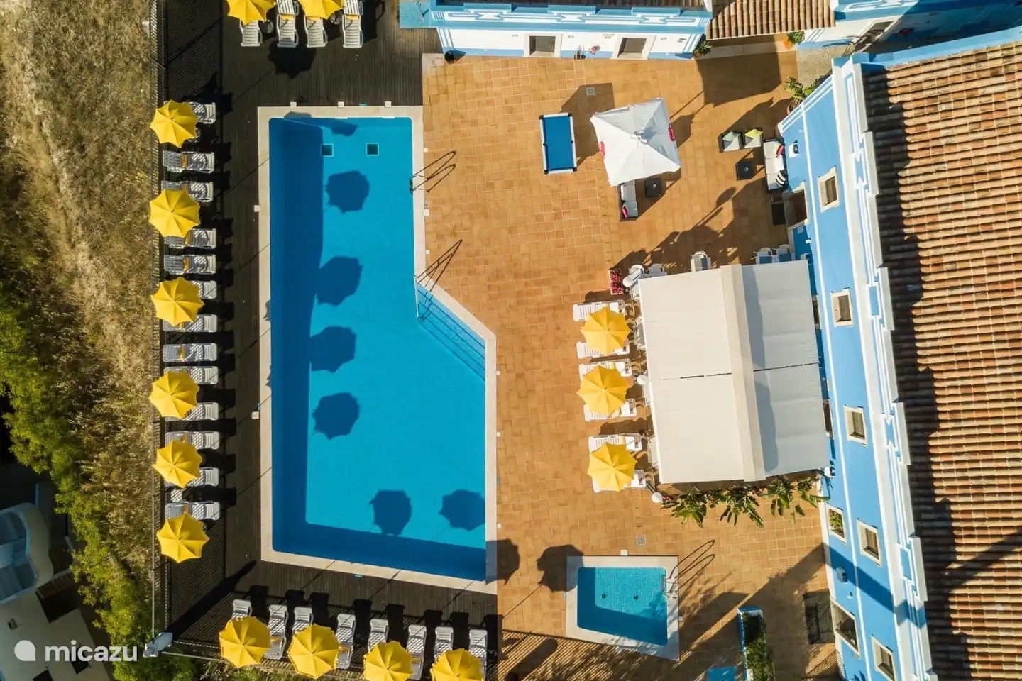 De woning ligt centraal tussen twee van de vier zwembaden, waarvan 1 is verwarmd tussen oktober en april. Het zwembad dat het dichts bij is gelegen op ongeveer 50m afstand van de vakantiewoning. Er zijn op het resort totaal vier zwembaden waar je als gast gebruik van kunt maken. Welke kies jij?