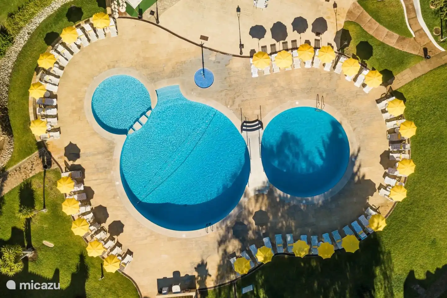 De woning ligt centraal tussen twee van de vier zwembaden, waarvan 1 is verwarmd tussen oktober en april. Het zwembad dat het dichts bij is gelegen op ongeveer 50m afstand van de vakantiewoning. Er zijn op het resort totaal vier zwembaden waar je als gast gebruik van kunt maken. Welke kies jij?