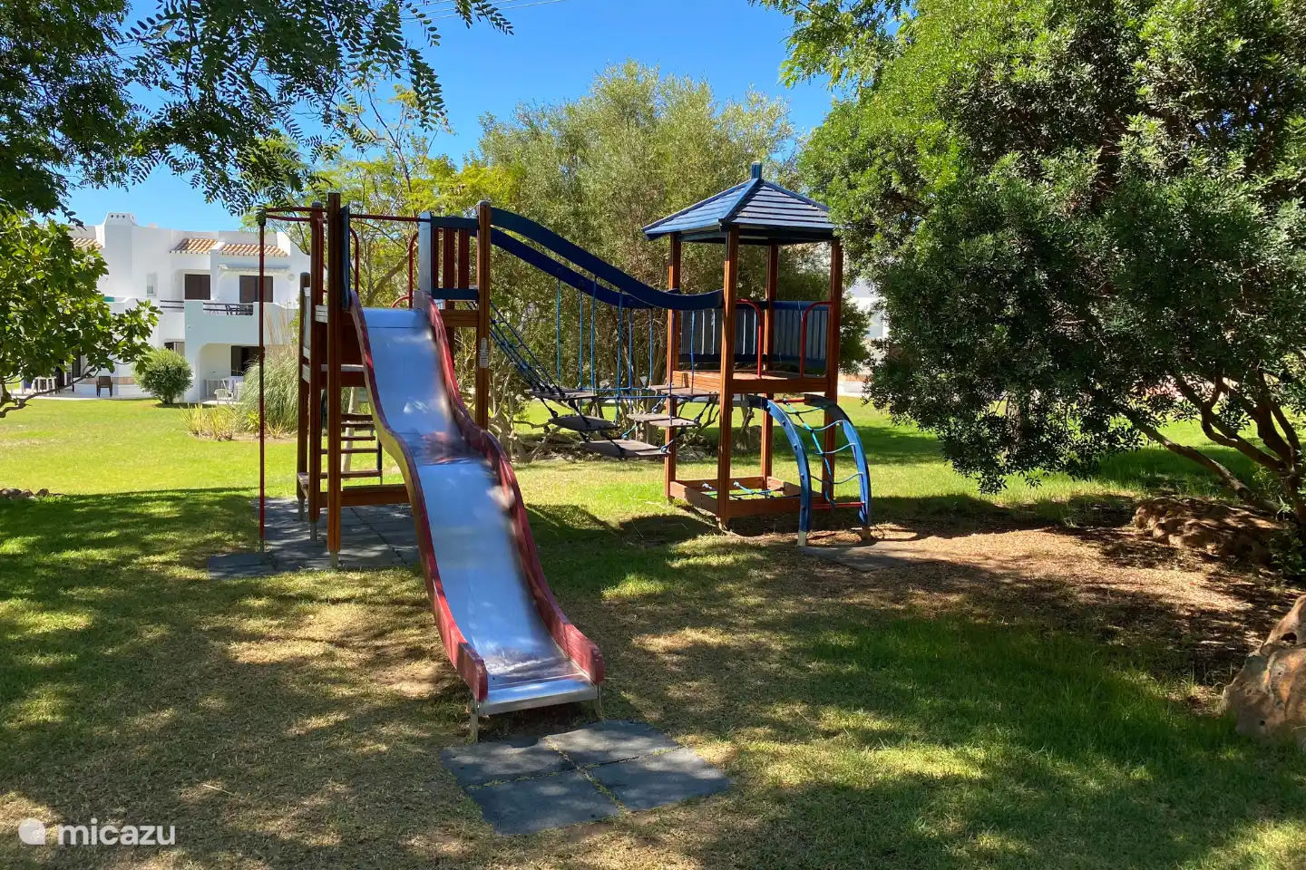 In de zomermaanden is er een kidsclub. Verder is er een midgetgolfbaan, poolbiljard, sportveldje en een speeltuintje.