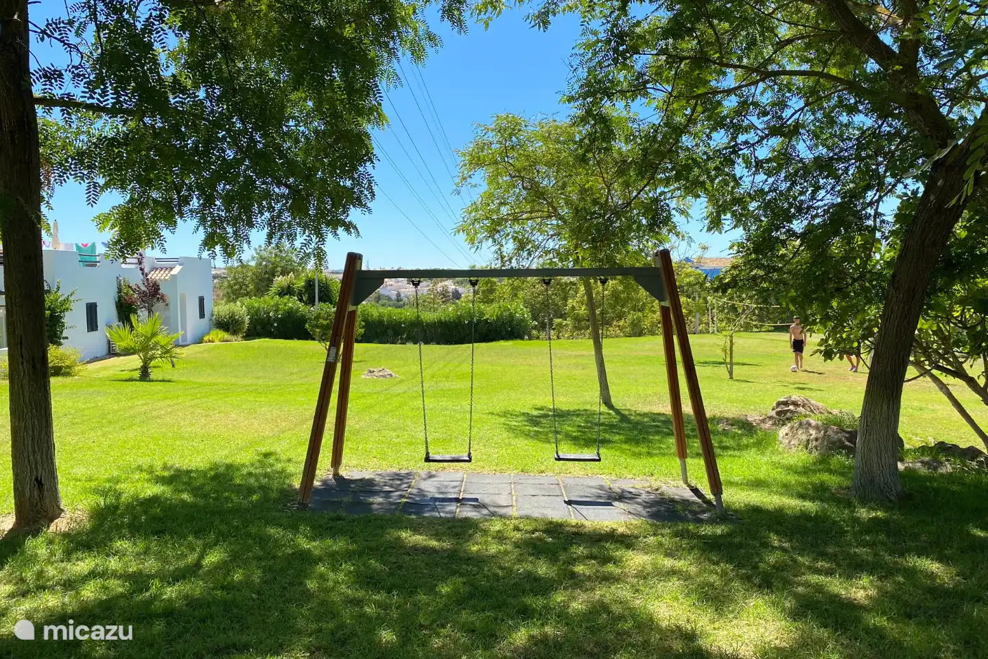 In de zomermaanden is er een kidsclub. Verder is er een midgetgolfbaan, poolbiljard, sportveldje en een speeltuintje.