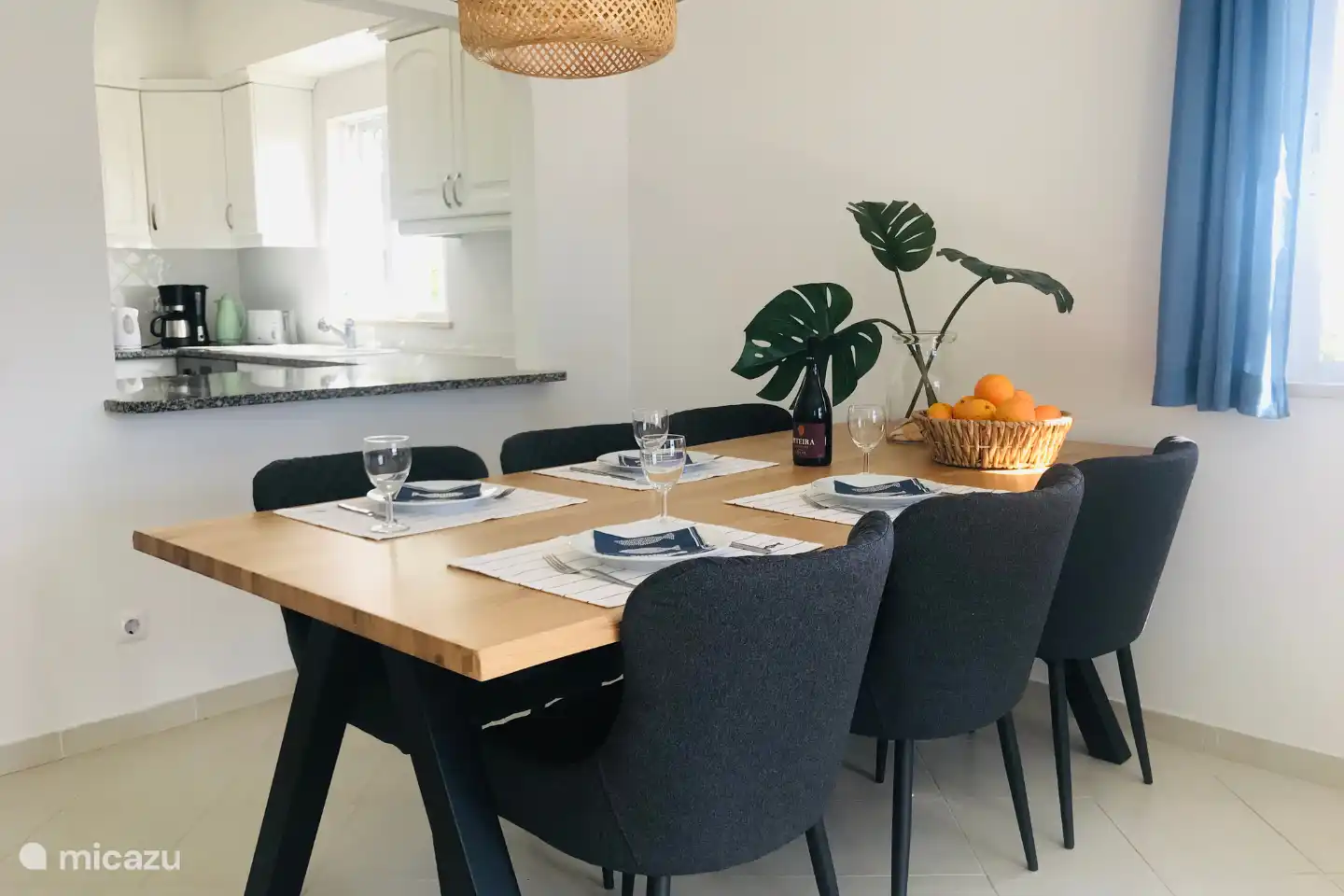 De woonkamer heeft 2 grote banken (waarvan 1 een slaapbank is voor 2 personen). Televisie kijk je via onze chromecast (zelf inloggegevens meenemen). Vanuit de woonkamer kom je direct op het zonnige gemeubileerde balkon.