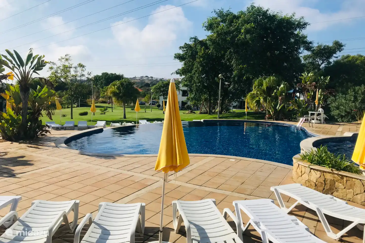 De woning ligt centraal tussen twee van de vier zwembaden, waarvan 1 is verwarmd tussen oktober en april. Het zwembad dat het dichts bij is gelegen op ongeveer 50 meter afstand van de vakantiewoning.