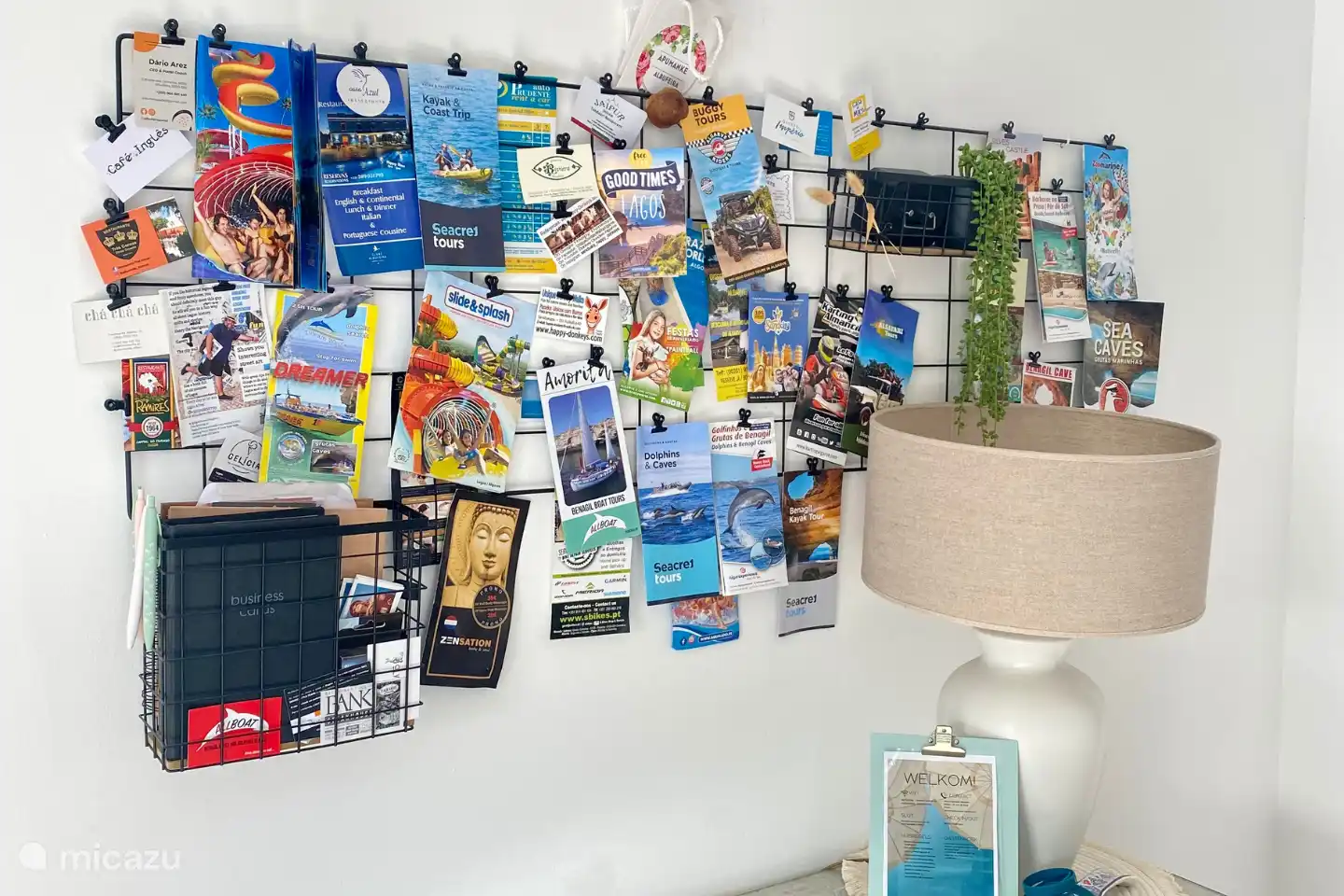 Informatie over dingen die in de omgeving te doen zijn, vindt je o.a. op dit bord in de woonkamer. Ook liggen er reisgidsen voor jullie klaar in de kast.