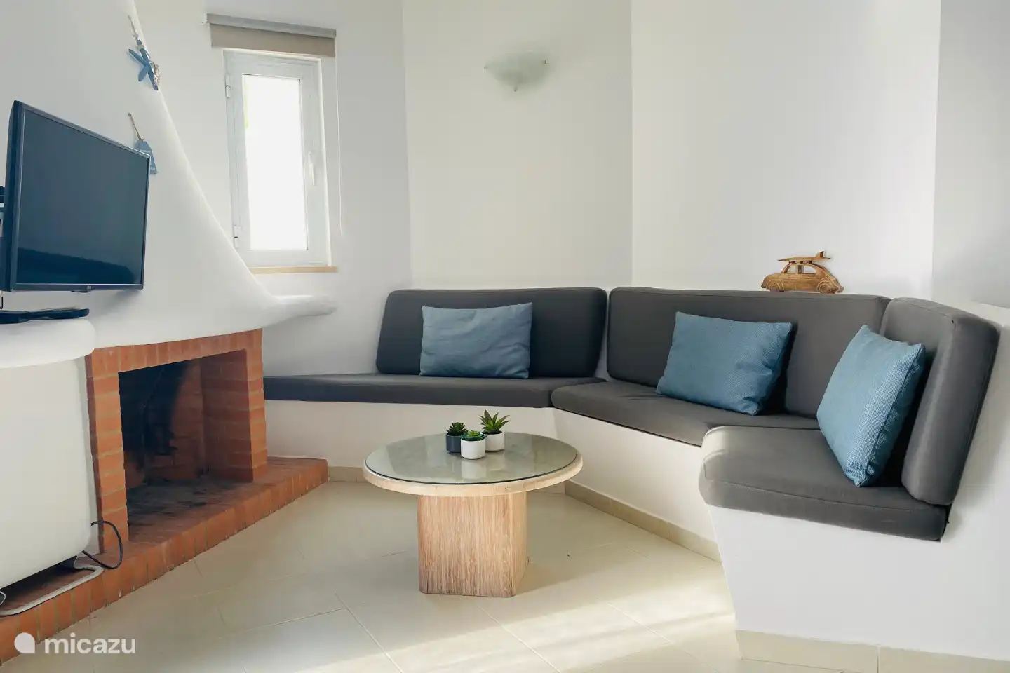 De woonkamer heeft 2 grote banken (waarvan 1 een slaapbank is voor 2 personen). Televisie kijk je via onze chromecast (zelf inloggegevens meenemen). Vanuit de woonkamer kom je direct op het zonnige gemeubileerde balkon.