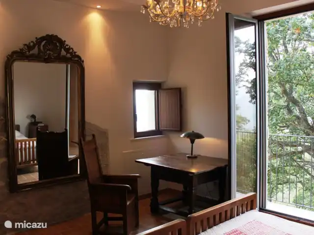 Torre dei tre fratelli huren in Italië, Abruzzen, Pietranico - landhuis / kasteel Nog een keer de middelste slaapkamer. Let op de hoge ramen. In deze en in de bovenste slaapkamer.