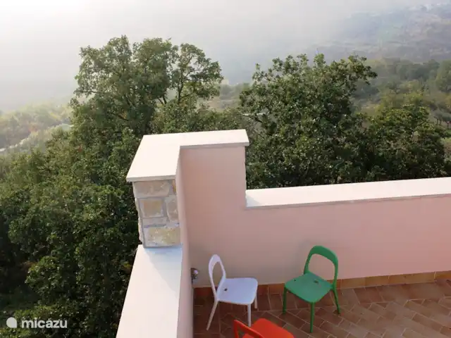 Torre dei tre fratelli huren in Italië, Abruzzen, Pietranico - landhuis / kasteel Het dakterras met uitzicht.