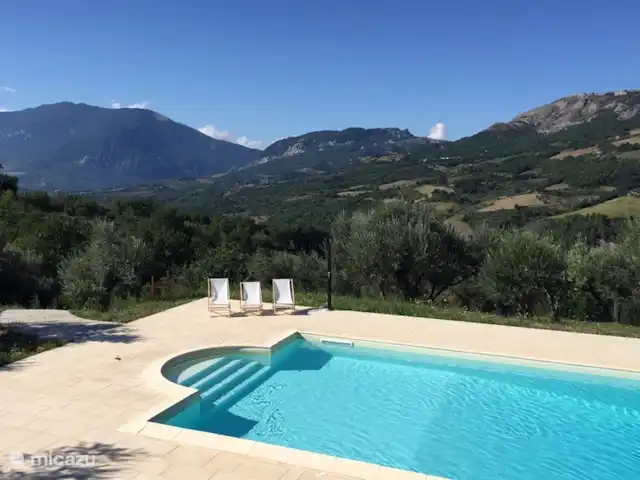 Torre dei tre fratelli huren in Italië, Abruzzen, Pietranico - landhuis / kasteel Het zwembad met fantastische vergezichten.