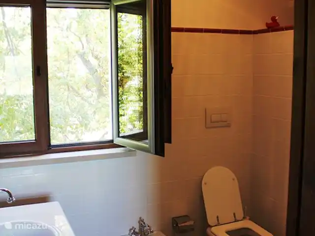 Torre dei tre fratelli huren in Italië, Abruzzen, Pietranico - landhuis / kasteel De drie badkamers in de toren. Alle met wastafel, wc, douche en bidet.