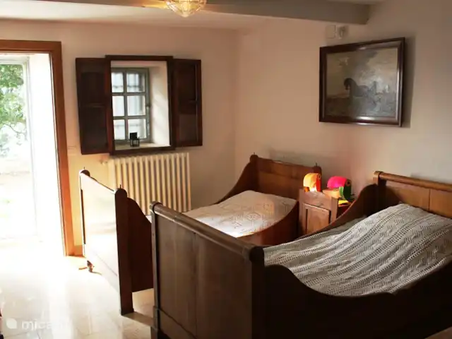 Torre dei tre fratelli huren in Italië, Abruzzen, Pietranico - landhuis / kasteel De Biedermeier kamer. De bedden zijn iets korter dan thans gebruikelijk.