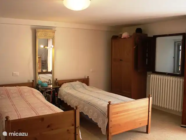 Torre dei tre fratelli huren in Italië, Abruzzen, Pietranico - landhuis / kasteel De slaapkamer waarin het speelgoed voor de kinderen staat.
