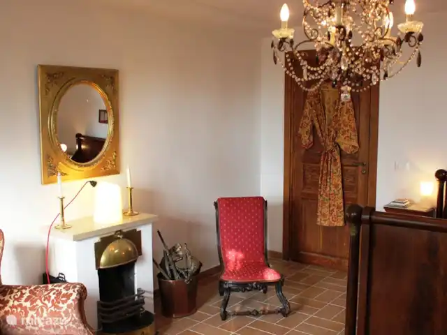 Torre dei tre fratelli huren in Italië, Abruzzen, Pietranico - landhuis / kasteel De slaapkamer met haard en twee losse bedden. Alle  slaapkamers op de begane grond hebben een eigen deur naar buiten.