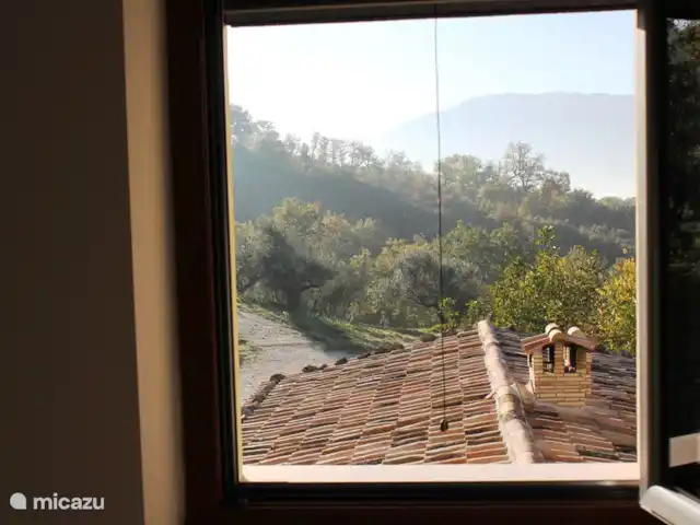 Torre dei tre fratelli huren in Italië, Abruzzen, Pietranico - landhuis / kasteel Het uitzicht vanuit de toren op het dak.