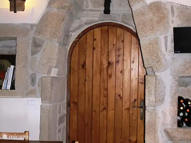 Torre dei tre fratelli huren in Italië, Abruzzen, Pietranico - landhuis / kasteel De deur in de keuken naar de toren.