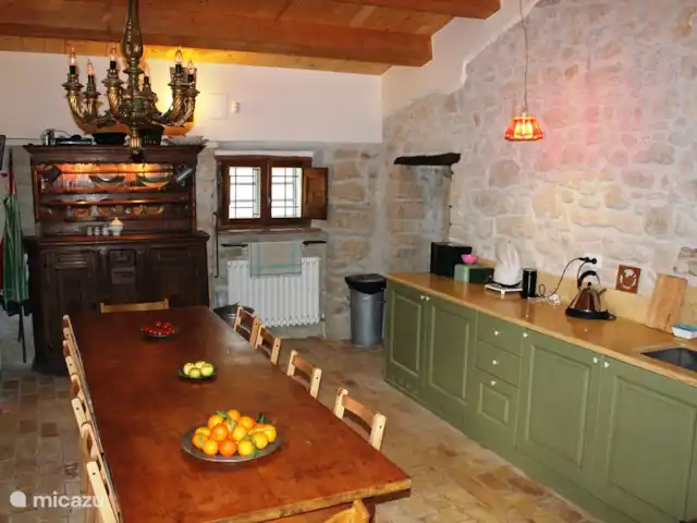 Torre dei tre fratelli huren in Italië, Abruzzen, Pietranico - landhuis / kasteel De keuken, met gasfornuis met 6 pitten, elektrische oven, koffiemachine, ijskast net vriezer (ijsblokjes en gekoeld en gezuiverd water) mixer etc.