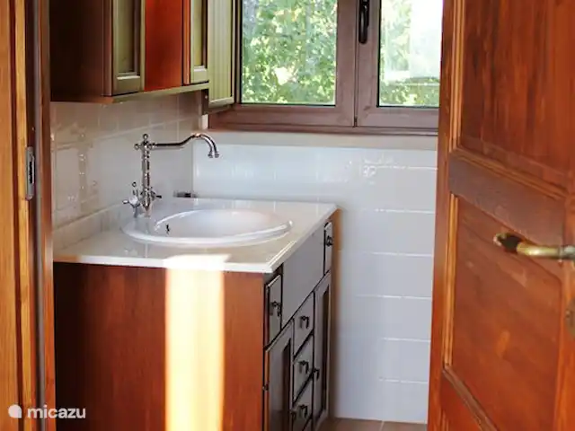 Torre dei tre fratelli huren in Italië, Abruzzen, Pietranico - landhuis / kasteel Naast de badkamer beneden bevindt zich een aparte ruimte met de wasmachine.