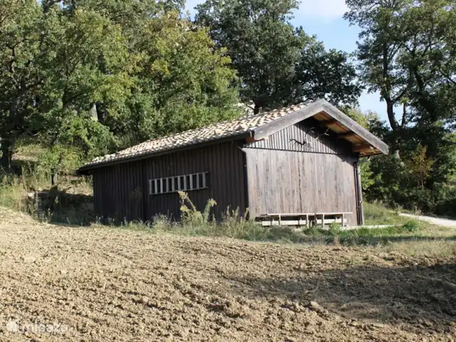 Torre dei tre fratelli huren in Italië, Abruzzen, Pietranico - landhuis / kasteel De schuur met extra spullen en vier fietsen.