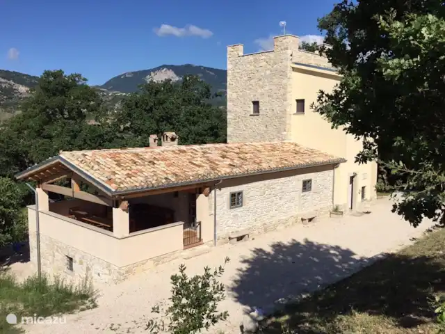 Torre dei tre fratelli huren in Italië, Abruzzen, Pietranico - landhuis / kasteel Dit is ons huis met woontoren en terras. Het oudste gedeelte stamt uit 1707 en het nieuwste gedeelte uit 2014.