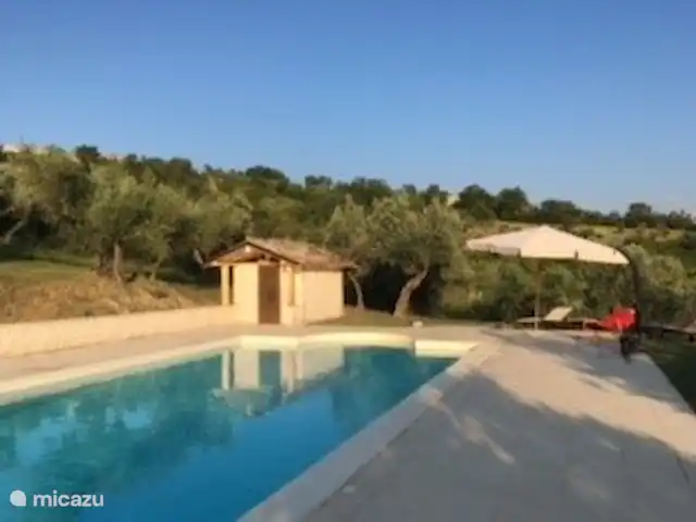 Torre dei tre fratelli huren in Italië, Abruzzen, Pietranico - landhuis / kasteel Het zwembadhuisje waarin ligstoelen, lounge stoelen, parasol, ijskast, kinderspeelgoed etc.