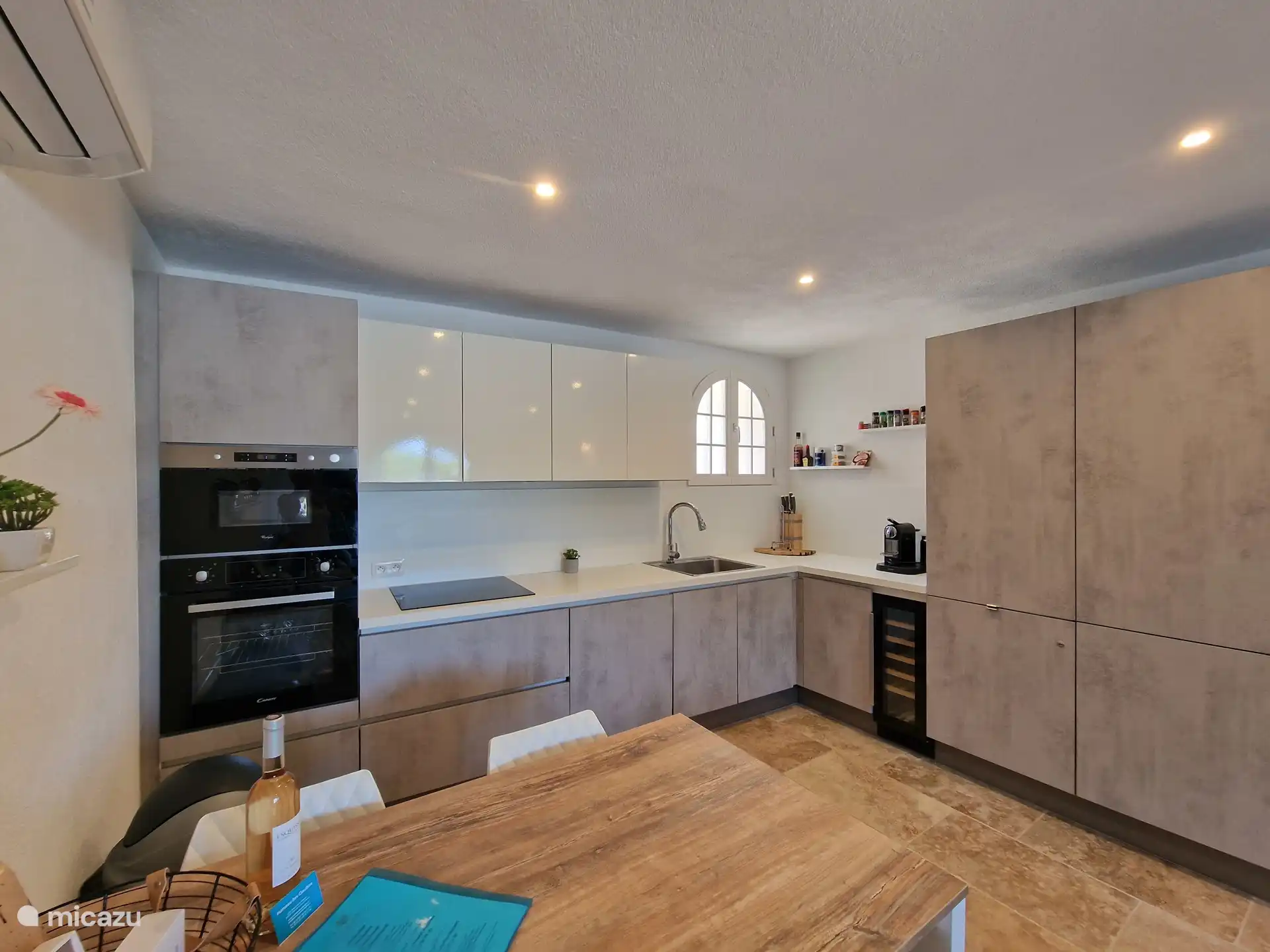 Moderne neue Küche mit Weinkühler