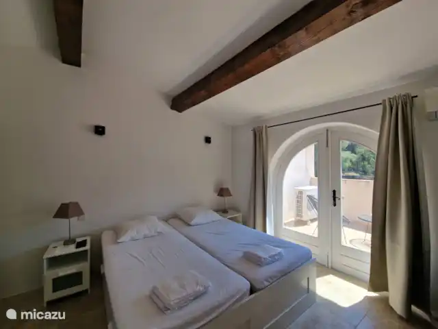 Hameau des Claudins n°20 Estagnol | France, Côte d'Azur, Le Plan-de-la-Tour - maison de vacances Chambre double avec balcon