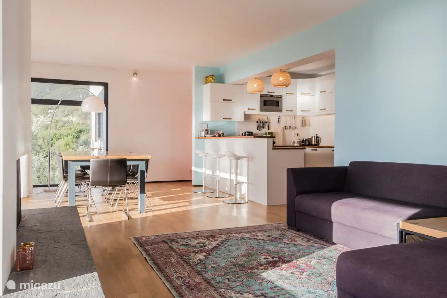 Wohn-/Esszimmer und Küche