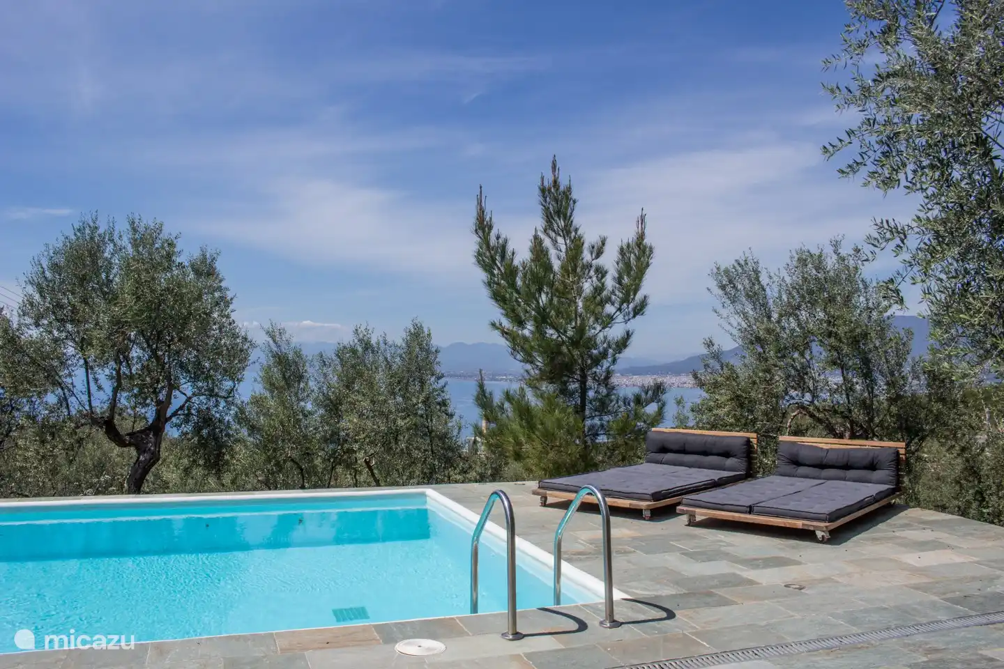 Der auf Anfrage beheizbare Pool ist 4 x 14 Meter (1,70 m tief) und liegt in einem Olivenhain mit Blick auf die Bucht und Kalamata