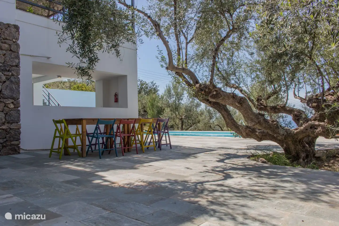 Viele schattige Bereiche rund um den Pool, langer Tisch für Picknicks