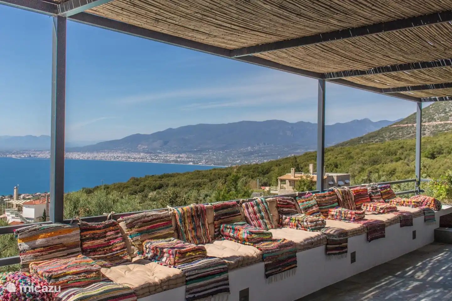 Geräumige Veranda mit Blick auf die Bucht und Kalamata
