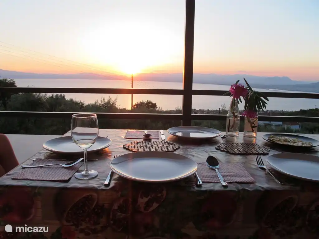 Blick über das Meer und Kalamata von der Veranda des Erdgeschosses
