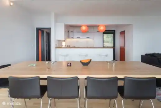 Geräumiger Wohn- und Esszimmer, moderne Küche (Spülmaschine) und Bar