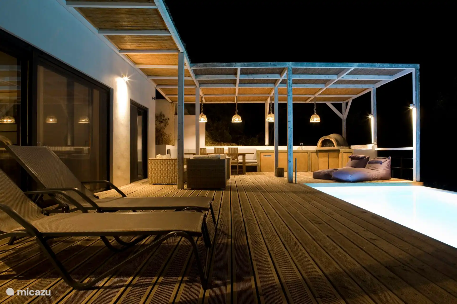 Terras en buitenkeuken bij nacht