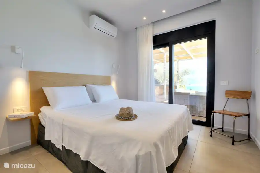 Bedroom 2 with sea view