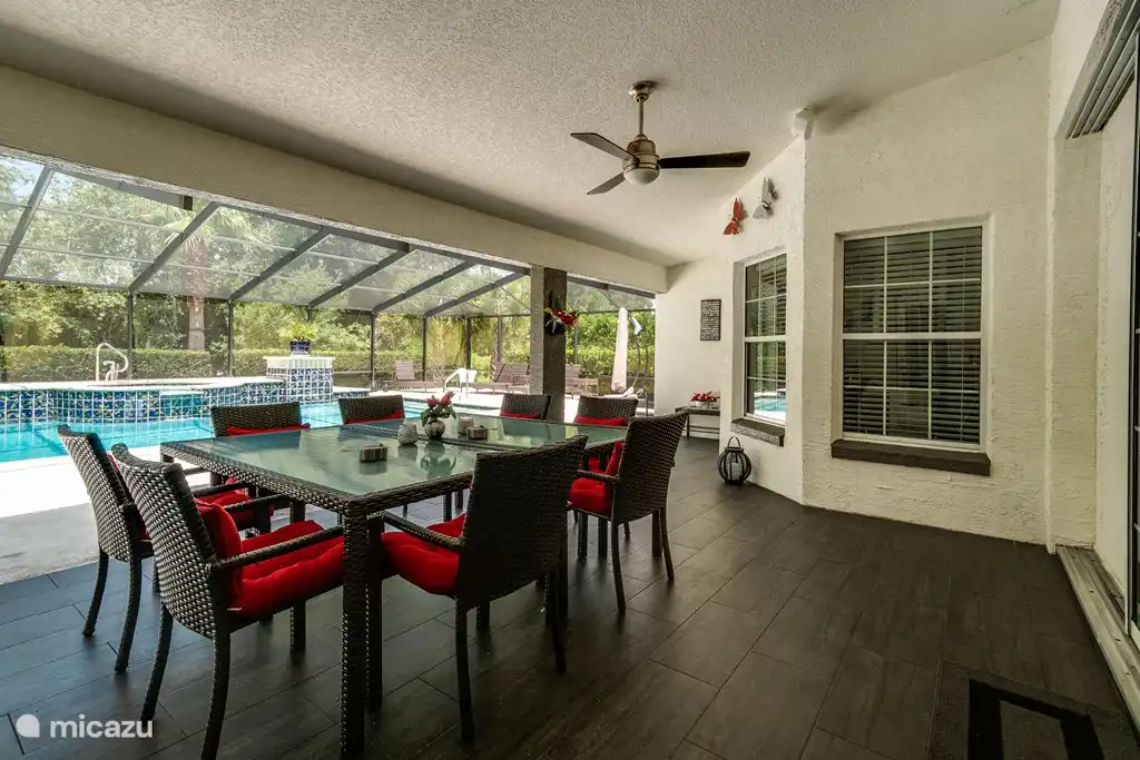 Überdachte Terrasse mit Blick auf den Pool