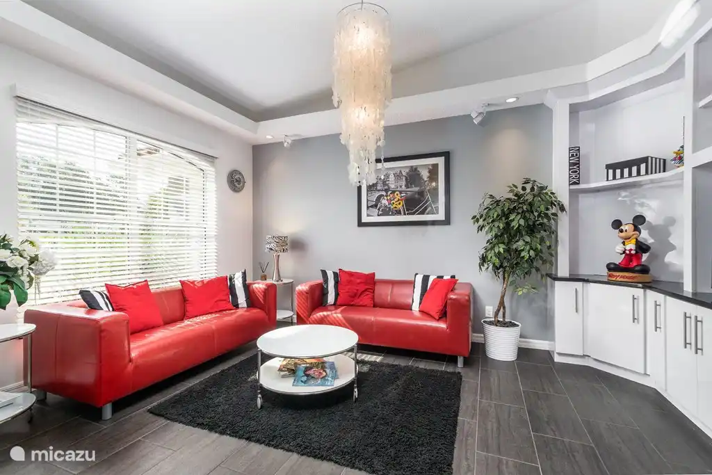 TV und Bibliothek Zimmer