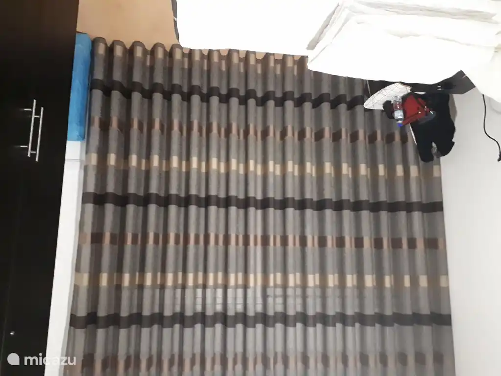 Maintenant aussi des rideaux dans la chambre