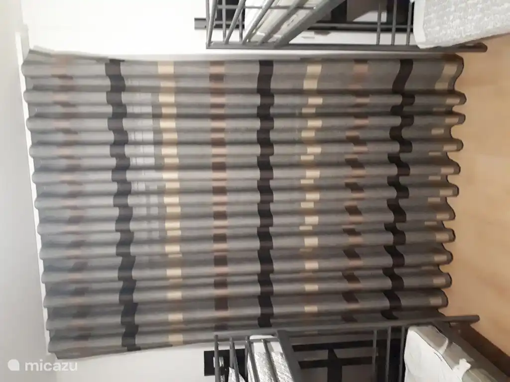 Maintenant aussi des rideaux dans la chambre