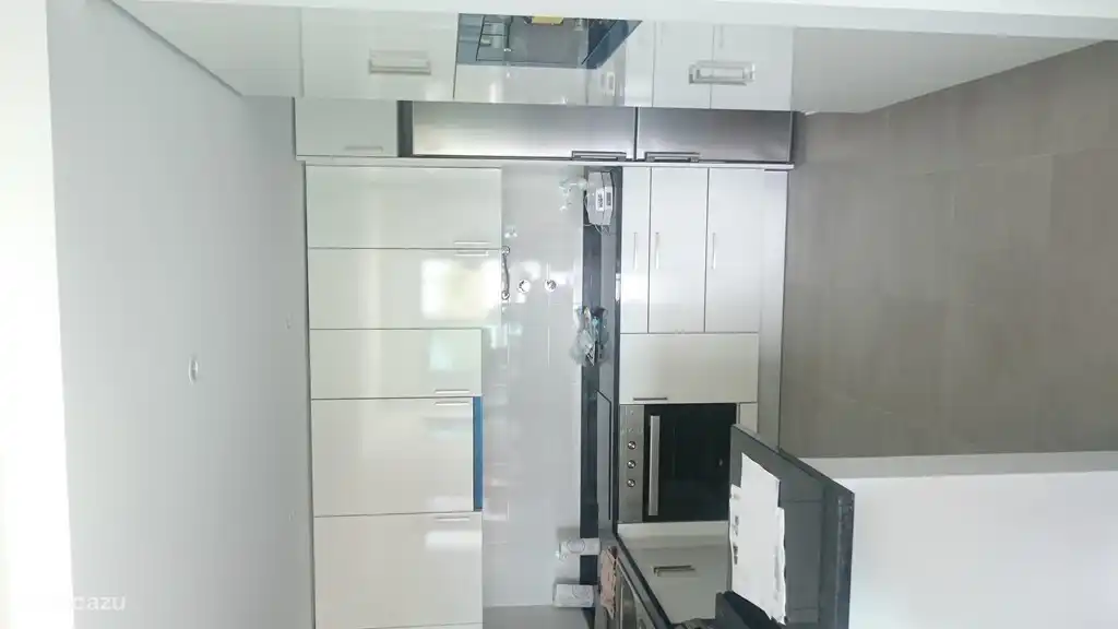 cuisine entièrement équipée avec lave-linge, lave-vaisselle, ...