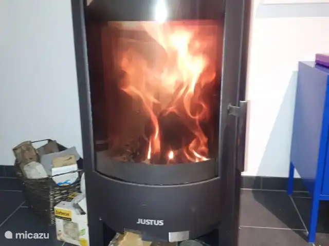 Casa Kumpel | Autriche, Carinthie, Arnoldstein - maison de vacances Kaminofen en cours d'utilisation.Gemutlich.
Pour une chaleur douillette rapide.