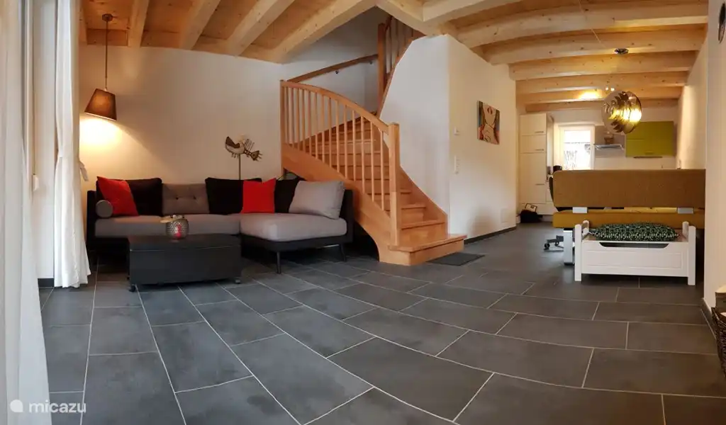 Séjour spacieux, juste ce qu'il faut pour 6 personnes.