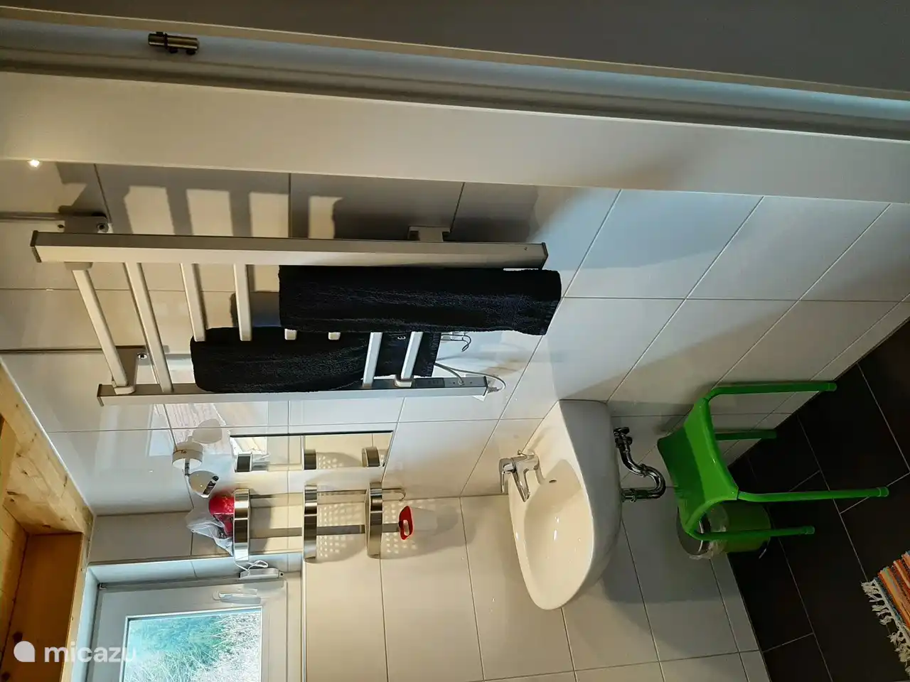 2 salles de bain avec douche et WC. chauffage/sèche-serviettes.