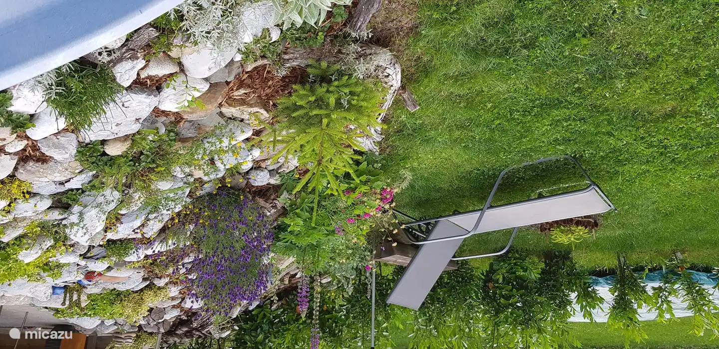 Détendez-vous, avec une chaise longue, un hamac ou un hamac pour 2 personnes.
Profitez-en.