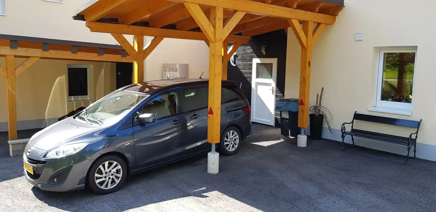 Carport pour 1 voiture, une 2ème peut être placée à côté.Suffisamment d'espace.