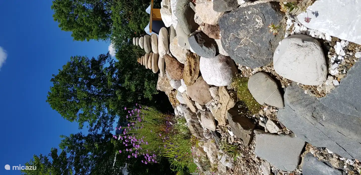 Splendeur de la pierre dans notre jardin.
Toutes les pierres sélectionnées 1 par 1 dans la rivière et placées ici, aussi comme décoration.